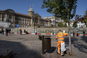 Un agent d’entretien communal en face de l’hôtel de ville de Birmingham (Royaume-Uni), le 5 septembre 2023.