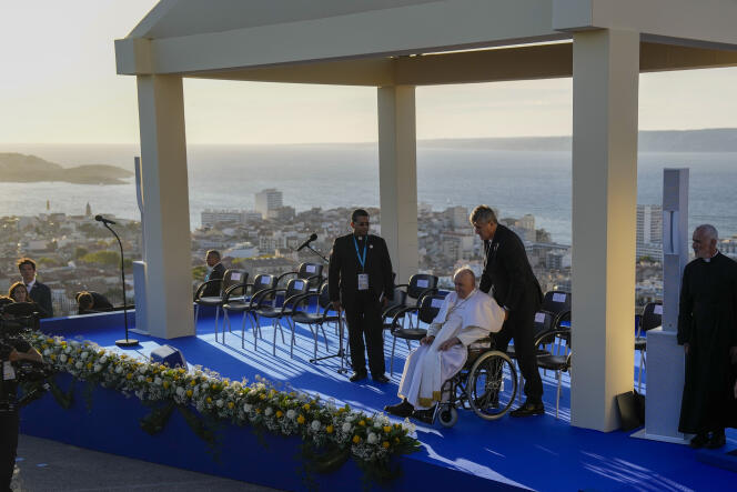 Papa Francesco si prepara a incontrare i leader religiosi al memoriale dedicato ai marinai e ai migranti dispersi in mare, a Marsiglia, il 22 settembre 2023.