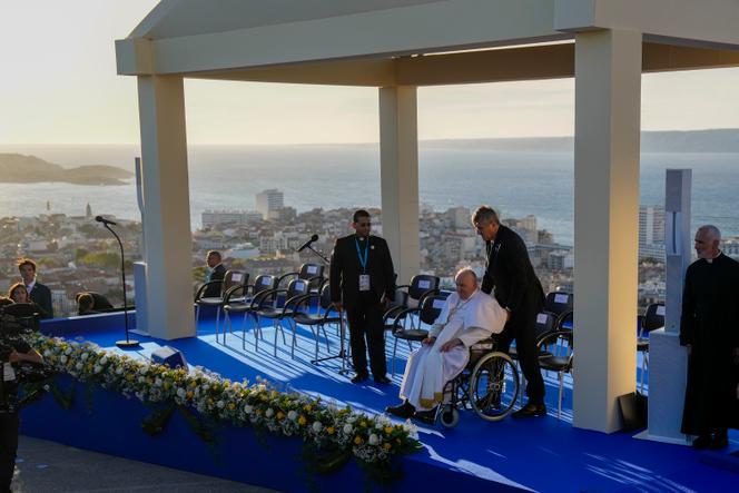 El Papa Francisco se prepara para reunirse con líderes religiosos en el monumento dedicado a los marineros y migrantes perdidos en el mar, en Marsella, el 22 de septiembre de 2023.