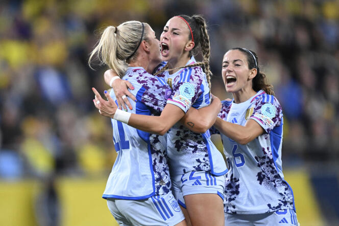 La española Athenea del Castillo (centro) celebra su gol con sus compañeras Alexia Putellas (izquierda) y Aitana Bonmati durante el partido de la Liga Femenina de Naciones de la UEFA entre Suecia y España en Gotemburgo, Suecia, el 22 de septiembre de 2023. 