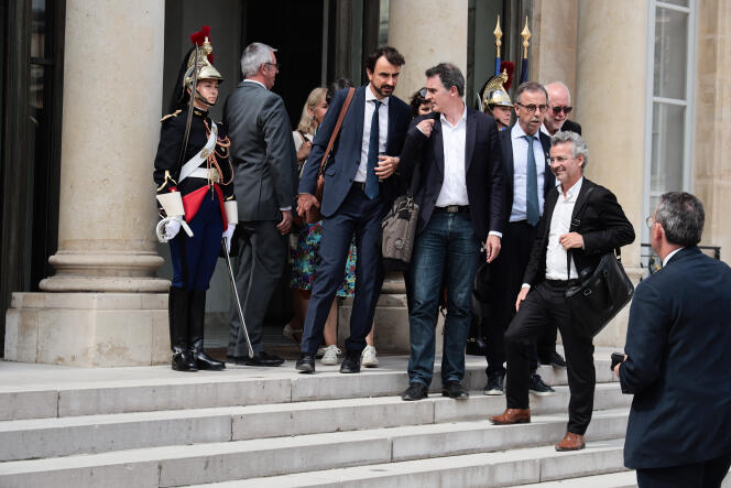 Grégory Doucet, alcalde de Lyon, Eric Piolle, alcalde de Grenoble y Pierre Hurmic, alcalde de Burdeos, entre los concejales de los municipios víctimas de la violencia, son recibidos por Emmanuel Macron, en el Elíseo, en París, el mes de julio 4 2023.