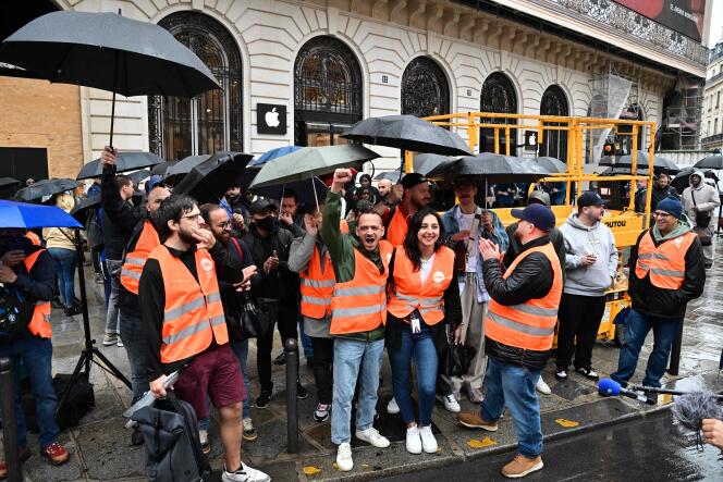 Des employés d’Apple manifestent en face de l’Apple Store près de l’Opéra de Paris, le 22 septembre 2023.