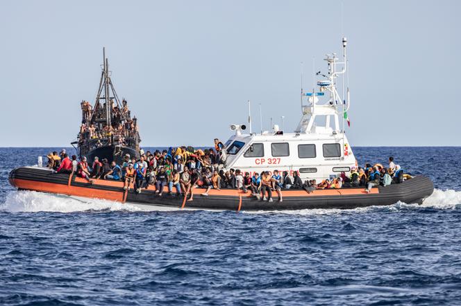 Des migrants secourus en mer M&eacute;diterran&eacute;e arrivent au port de Favaloro, &agrave; Lampedusa, &agrave; bord d&rsquo;un navire de la Garde c&ocirc;ti&egrave;re italienne, le 18&nbsp;septembre 2023. - GIUSEPPE CAROTENUTO POUR &laquo;LE MONDE&raquo;	