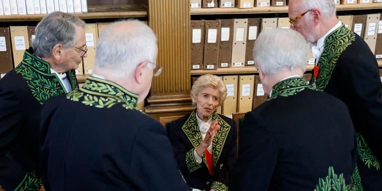 LUDOVIC MARIN / AFP Member of the French academy Helene Carrere d'Encausse (C) speaks with fellow academicians in the library, before the annual opening ceremony at the Institut de France in Paris on October 25, 2022. (Photo by Ludovic MARIN / AFP)