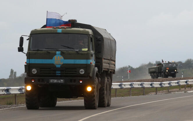 Camiones militares rusos se dirigen hacia la frontera entre Armenia y Azerbaiyán cerca de la aldea de Kornidzor, el 23 de septiembre de 2023.
