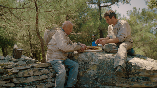Giorgos Stenos, 90 ans, et Dan Buettner, sur l'île d'Ikari (Grèce), dans la série documentaire « 100 ans de vie : les Secrets des Zones bleues ».