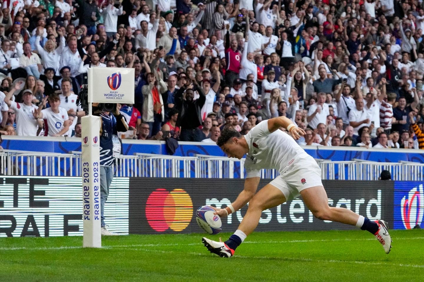 porté par le quintuplé d’Henry Arundell, le XV de la Rose trace sa route vers les quarts de finale