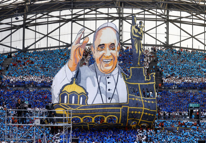 Un tifo que representa al Papa Francisco, en el Stade Vélodrome, en Marsella, el 23 de septiembre de 2023.