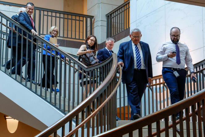 Le sénateur américain Robert Menendez se rend à une réunion d’information sur la guerre en Ukraine au Capitole à Washington, États-Unis, le 20 septembre 2023.  