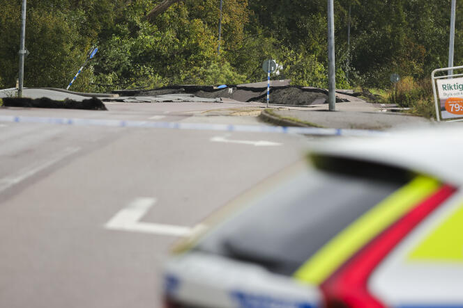 Vue d’une partie de l’autoroute qui s’est effondrée près de Stenungsund, dans l’ouest de la Suède, samedi 23 septembre 2023.