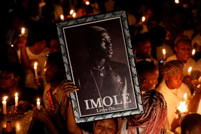 Un femme brandit un portrait du chanteur Mohbad, surnommé « Imole », lors d’une procession pour demander aux autorités nigérianes d’enquêter sur sa mort, à Abuja, le 22 septembre 2023.