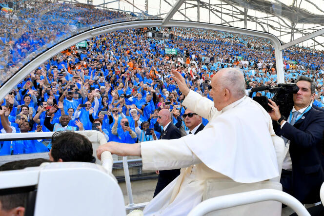 El Papa Francisco saluda a la multitud a su llegada al Stade-Vélodrome, donde celebró una misa ante casi 60.000 personas, el sábado 23 de septiembre de 2023.