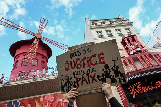 Un manifestant brandit une pancarte affichant le slogan « Pas de justice, pas de paix », lors d’une marche contre les violences policières le 23 septembre 2023, à Paris.