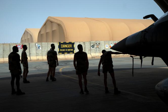 French Air Force mechanics maintain a Mirage 2000 on the Niamey, Niger base on June 5, 2021.