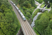 Un train express régional (TER) passant au-dessus du canal d’Ille et Rance, à Saint-Médard-sur-Ille (Ille-et-Vilaine), le 28 juillet 2023