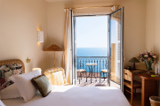 La chambre 44, qui fait face à la mer, est tout entière imprégnée de l’esprit Côte d’Azur.