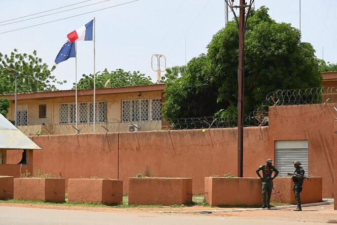 Agentes de policía nigerinos frente a la embajada de Francia en Niamey, el 28 de agosto de 2023.