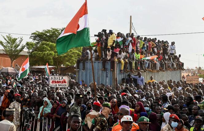 Des partisans du Conseil national de sauvegarde de la patrie (CNSP) du Niger manifestent devant la base aérienne nigérienne et française pour exiger le départ de l’armée française du Niger, à Niamey, le 16 septembre 2023.