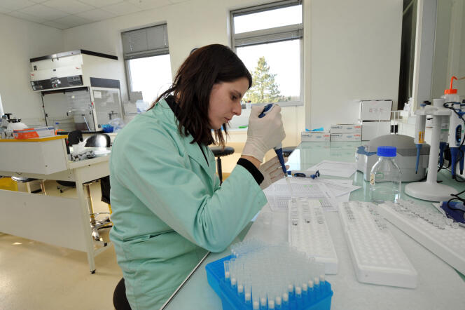 Une technicienne extrait des échantillons d’ADN pour analyse, le 22 février 2013, dans le laboratoire Eurofins, leader mondial de la bioanalyse, à Nantes.