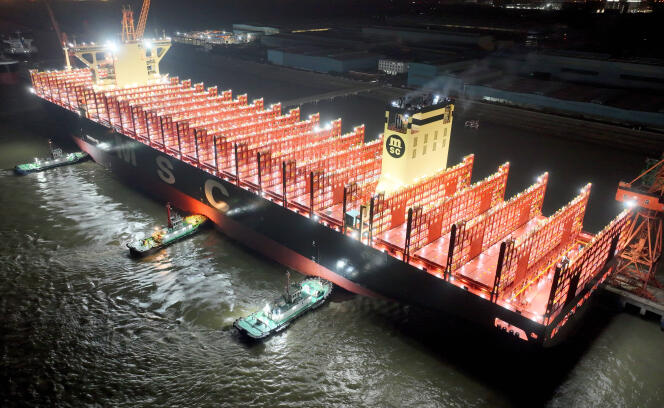 Le porte-conteneurs « Xinfu 103 », aux dimensions record de 399,99 mètres de long et 61,3 mètres de large, quittant son port d’amarrage dans la province chinoise du Jiangsu, le 19 mars 2023.