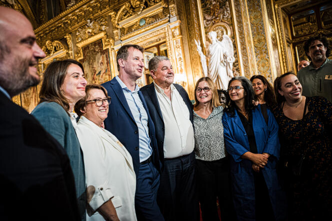 La secrétaire nationale d’Europe Ecologie-Les Verts, Marine Tondelier (à gauche), avec Yannick Jadot, élu sénateur de Paris (au centre) et d’autres sénateurs écologistes, lors de la soirée électorale au Sénat à Paris, le 24 septembre 2023.
