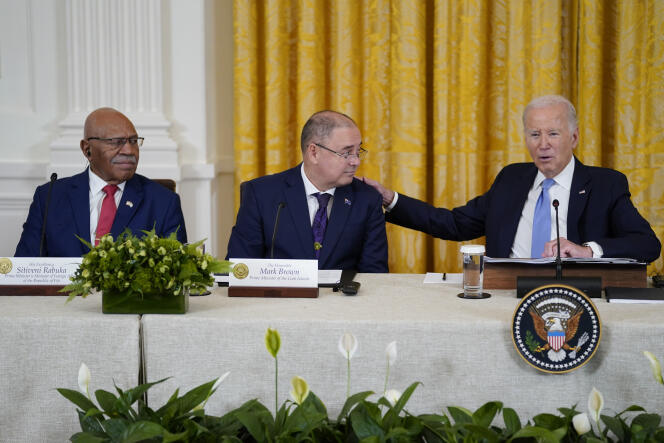 Le président américain, Joe Biden, en plein discours à la Maison Blanche lors d’une rencontre avec le premier ministre des îles Cook, Mark Brown (au centre), et le premier ministre des îles Fidji, Sitiveni Rabuka (à gauche), lundi 25 septembre 2023.
