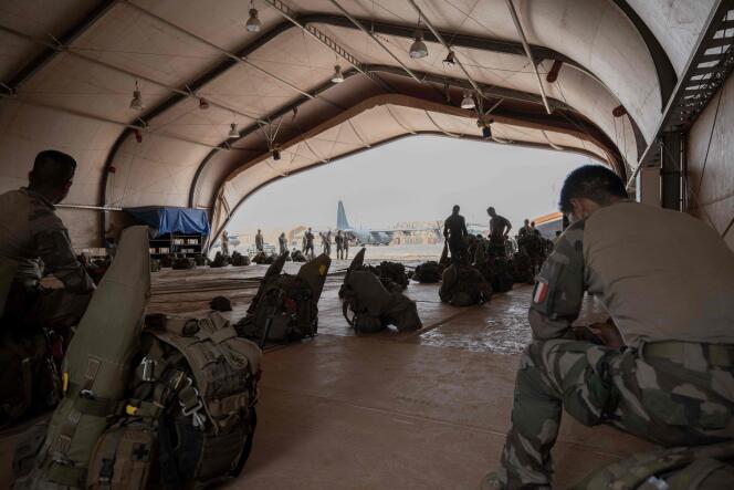 Soldados franceses del 2.º Regimiento Extranjero de Paracaidistas y soldados nigerinos se preparan para una misión en la base aérea francesa BAP, en Niamey, el 14 de mayo de 2023.