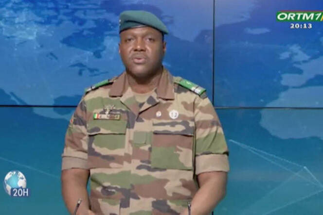 Le colonel Abdoulaye Maïga, porte-parole du gouvernement malien, lisant un communiqué à la télévision, le 31 juillet 2023.