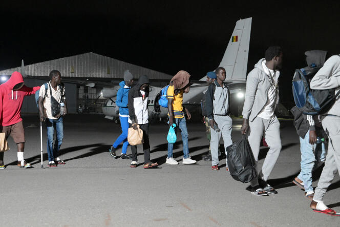 Migrantes senegaleses repatriados en avión al aeropuerto militar de Yoff en Dakar, el 26 de julio de 2023. 