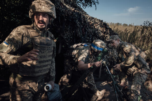 Des soldats de la 28ème brigade se préparent à tirer au mortier. Front de Bakhmout, le 21 septembre 2023.