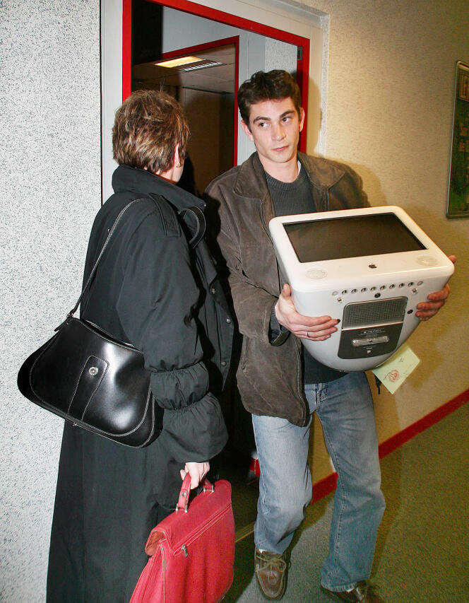 Un enquêteur emmène un ordinateur lors de la perquisition de la juge d’instruction du tribunal de Nanterre Katherine Cornier au siège de l’hebdomadaire « Le Point », le 13 janvier 2005 à Paris. 