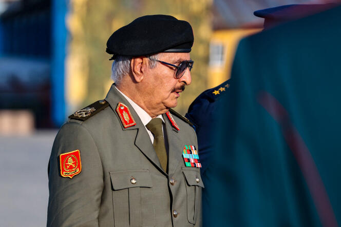 Cette photo tirée de la page Facebook du commandement général de l’autoproclamée Armée nationale libyenne montre Khalifa Haftar à son arrivée sur un aérodrome militaire de Moscou, le 26 septembre 2023. 