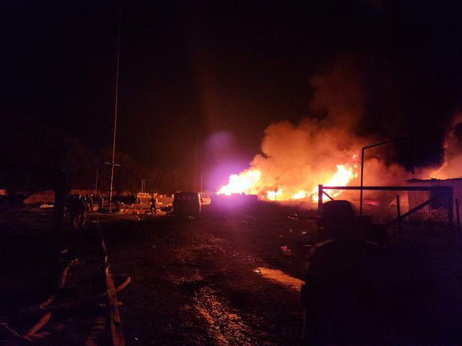 Des secouristes et du personnel médical travaillent à la suite d’une explosion dans un entrepôt d’essence près de l’autoroute Stepanakert-Askera à Berkadzor, dans le Haut-Karabakh, le 25 septembre 2023.