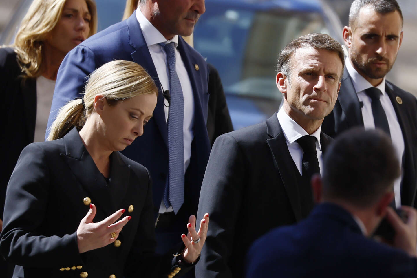 Emmanuel Macron assiste aux funérailles de Giorgio Napolitano en Italie et discute avec Giorgia Meloni