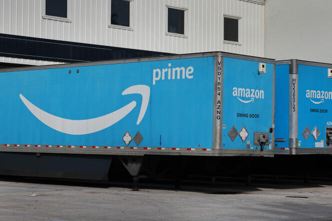 Remolques de camiones de Amazon estacionados en el aeropuerto de Miami, Florida, el 26 de septiembre de 2023.