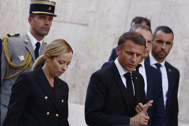 Giorgia Meloni et Emmanuel Macron lors des obsèques de l’ancien président de la République italien, Giorgio Napolitano, à Rome, le 26 septembre 2023.