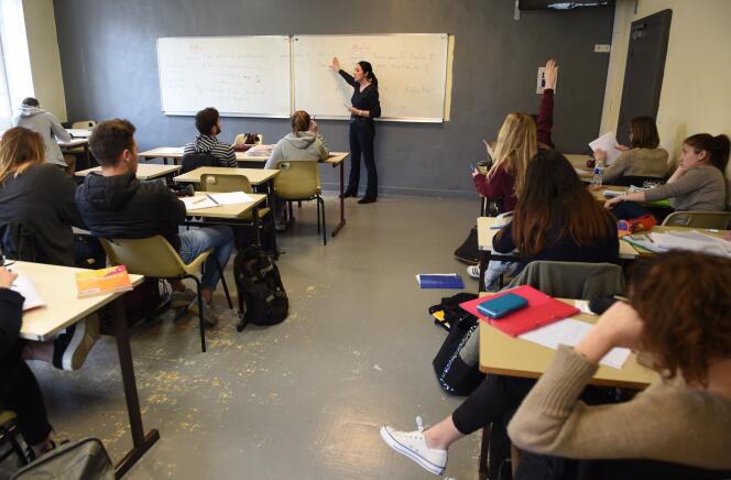 Cours de mathématiques dans un lycée bordelais, en 2017.