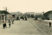 Porte de Flandre, entre Paris et banlieue, dans les années 1900. Carte postale colorisée.
