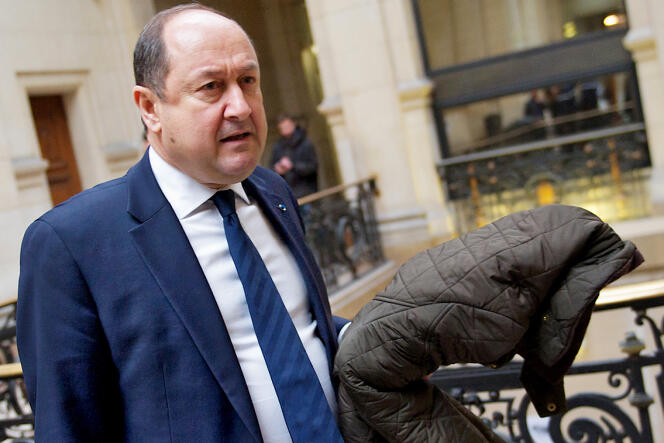 Bernard Squarcini, ancien patron du renseignement intérieur, comparaît le 18 février 2014 devant le tribunal correctionnel de Paris pour avoir requis les factures téléphoniques détaillées d’un journaliste du « Monde ».