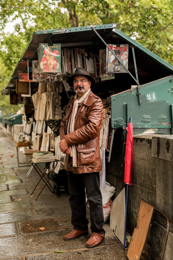 Albert Abid, on the Quai de la Tournelle, in the 5th arrondissement of Paris, July 31, 2023. He is one of the many kiosks affected by the prefectural decision to close their “boxes” on the banks of the Seine. 