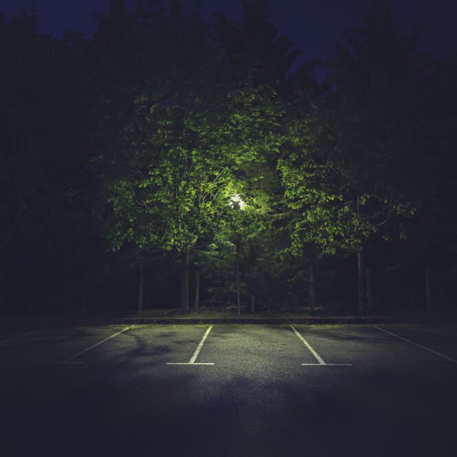 Aparcamiento vacío de noche, en Annonay (Ardèche), en abril de 2020, extracto de la serie “La contaminación nocturna”. 