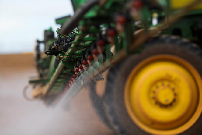 Un tractor rocía herbicida en un campo de soja, cerca de Brasilia, Brasil, el 12 de febrero de 2022.