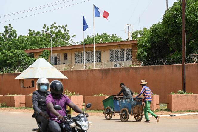 Devant l’ambassade de France au Niger, à Niamey, le 7 septembre 2023. 