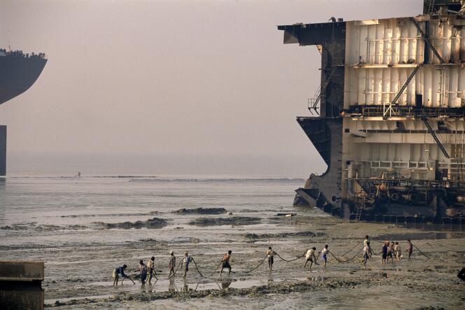 Un buque petrolero desmantelado en una playa de Chittagong (Bangladesh), en octubre de 2015.
