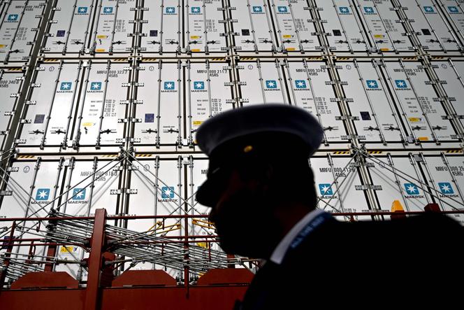 Un officier de la marine marchande devant un porte-conteneurs de la compagnie Maersk, à Copenhague, en septembre 2023.