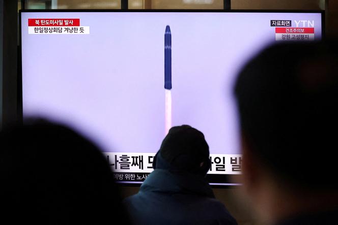 People watch a TV broadcasting a news report on North Korea firing a ballistic missile into the sea off its east coast, at a railway station in Seoul, South Korea, on March 16, 2023.