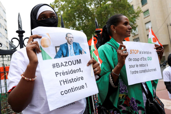 Des manifestants soutenant Mohamed Bazoum, président déchu du Niger, devant l’ambassade du pays, à Paris, le 5 août 2023.