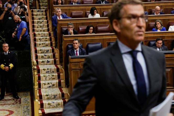 El primer ministro español, Pedro Sánchez (centro atrás), escucha al líder del Partido Popular, Alberto Núñez Feijoo (primer plano), después del discurso de este último en el Parlamento, Madrid, 27 de septiembre de 2023.