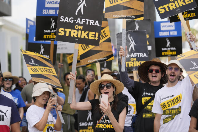 Des acteurs grévistes manifestent devant les locaux de Netflix situés à Hollywood, à Los Angeles, le 27 septembre 2023.
