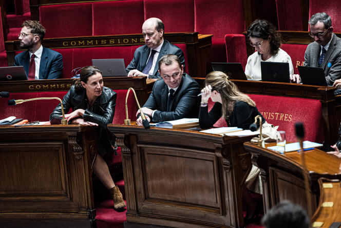 Le ministre du travail, Olivier Dussopt (au centre), lors de la discussion du projet de loi « plein-emploi », à l’Assemblée nationale, à Paris, le 25 septembre 2023.